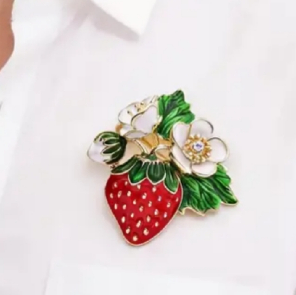 Strawberry & Flowers Brooch - Picture 4 of 5